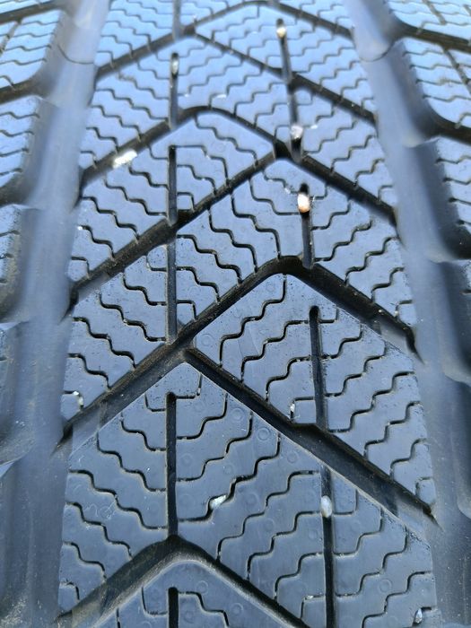 1szt DEMO jak NOWA Pirelli Sotto Zero 3 235/45/18 98V TO PNCS 9mm 2023
