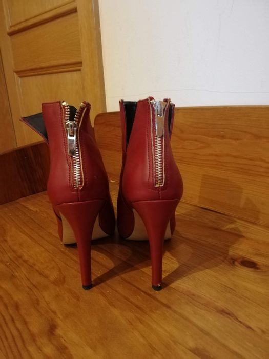 Bota vermelha salto alto