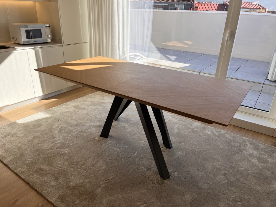 Mesa e cadeiroes de sala de jantar