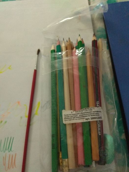 Продам карандаши для рисования и кисточку