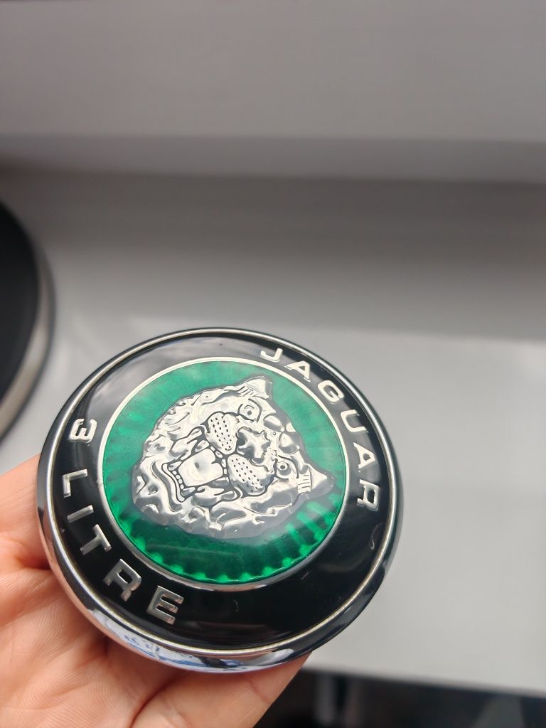 Emblemat na maskę Jaguar S-type 3.0