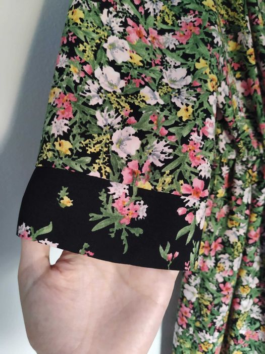 Vestido cruzado midi às flores, da Zara