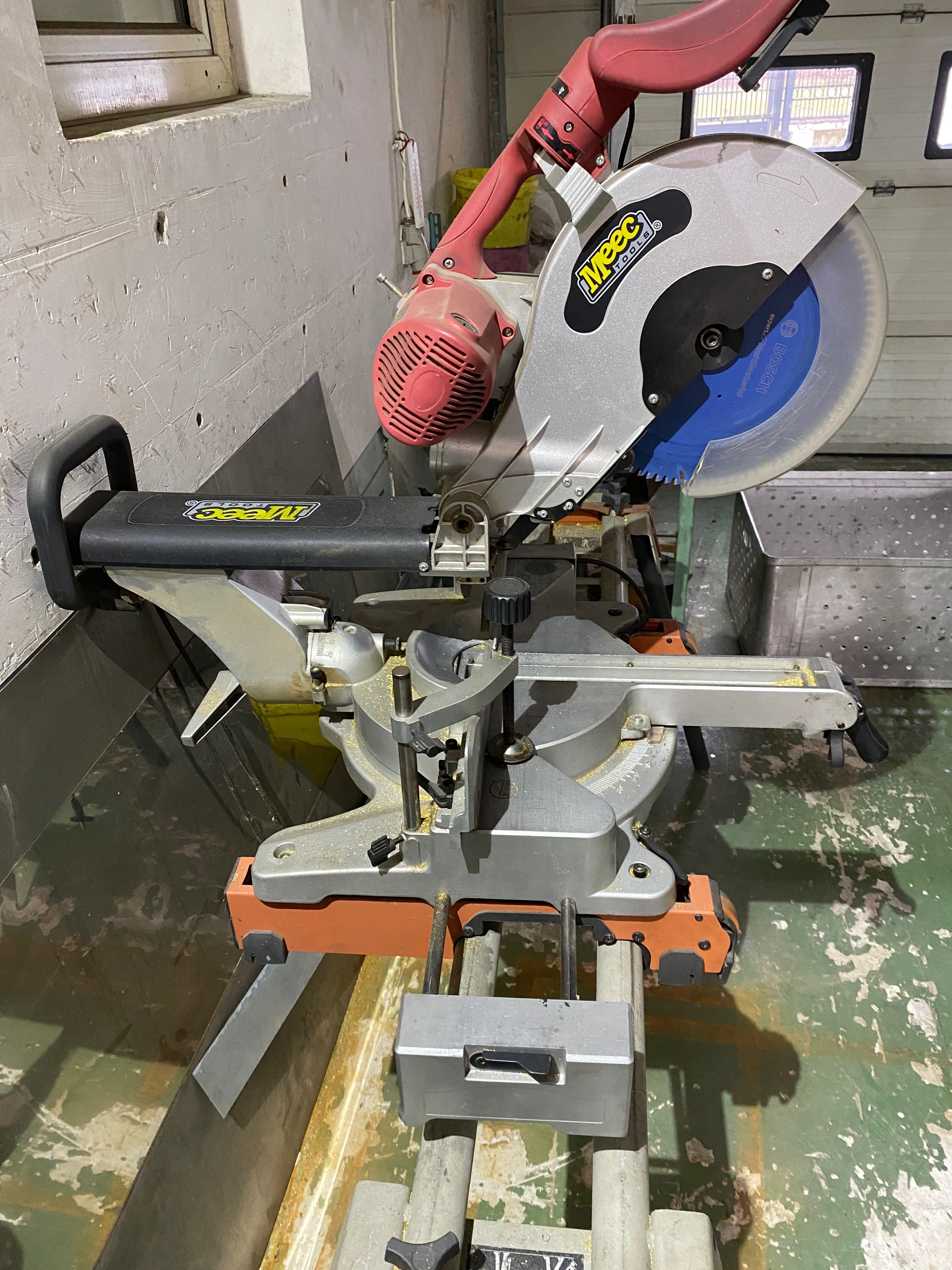 Pilarka poprzeczno/ukośna 305mm MeecTools ze stołem