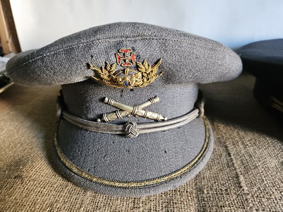 Dois chapéus militares