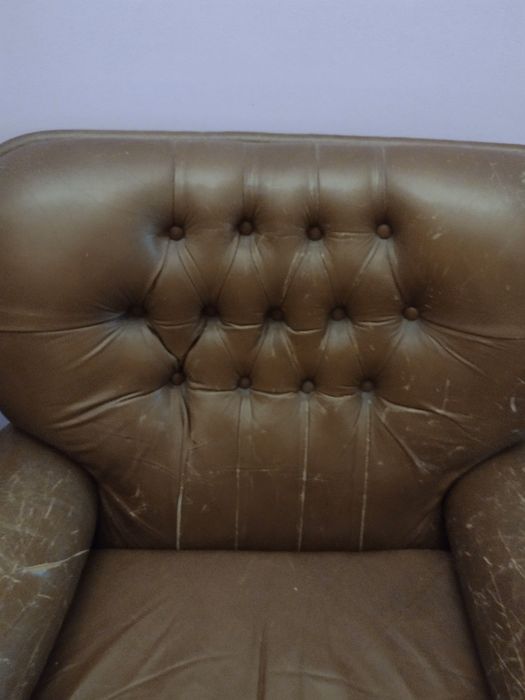 Poltronas em pele para restaurar.