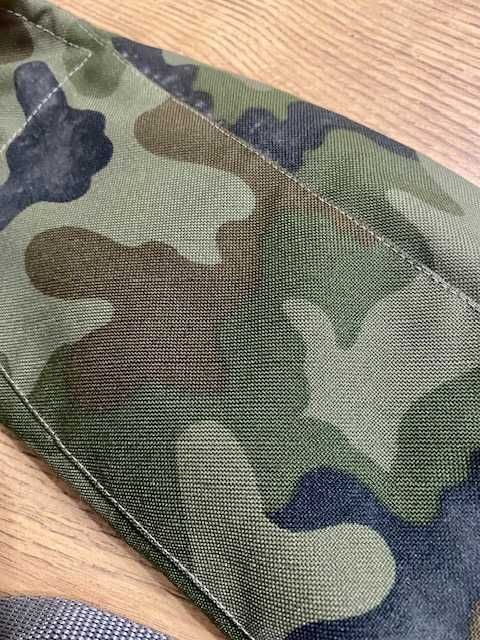 Saszetka nerka marki Stanke w kolorze moro / odcienie zieleni na zamek