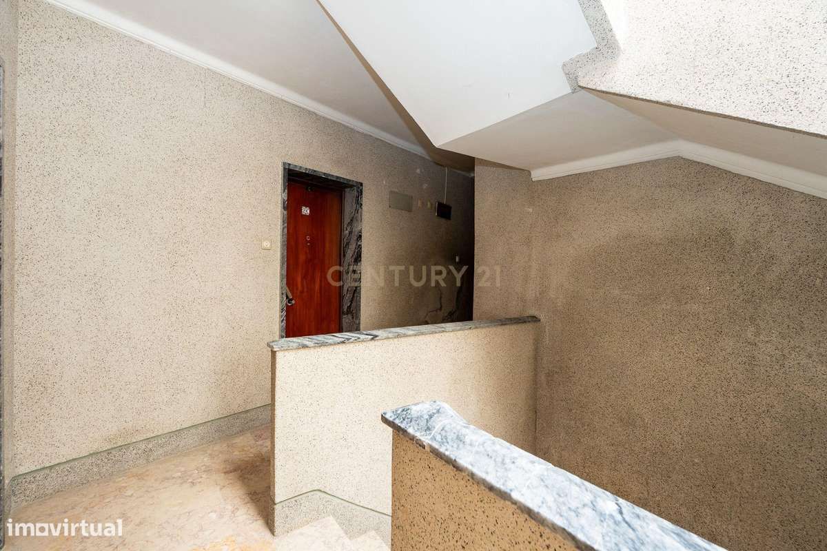 Apartamento T1 em Corroios com Luz Natural e Boa Localização
