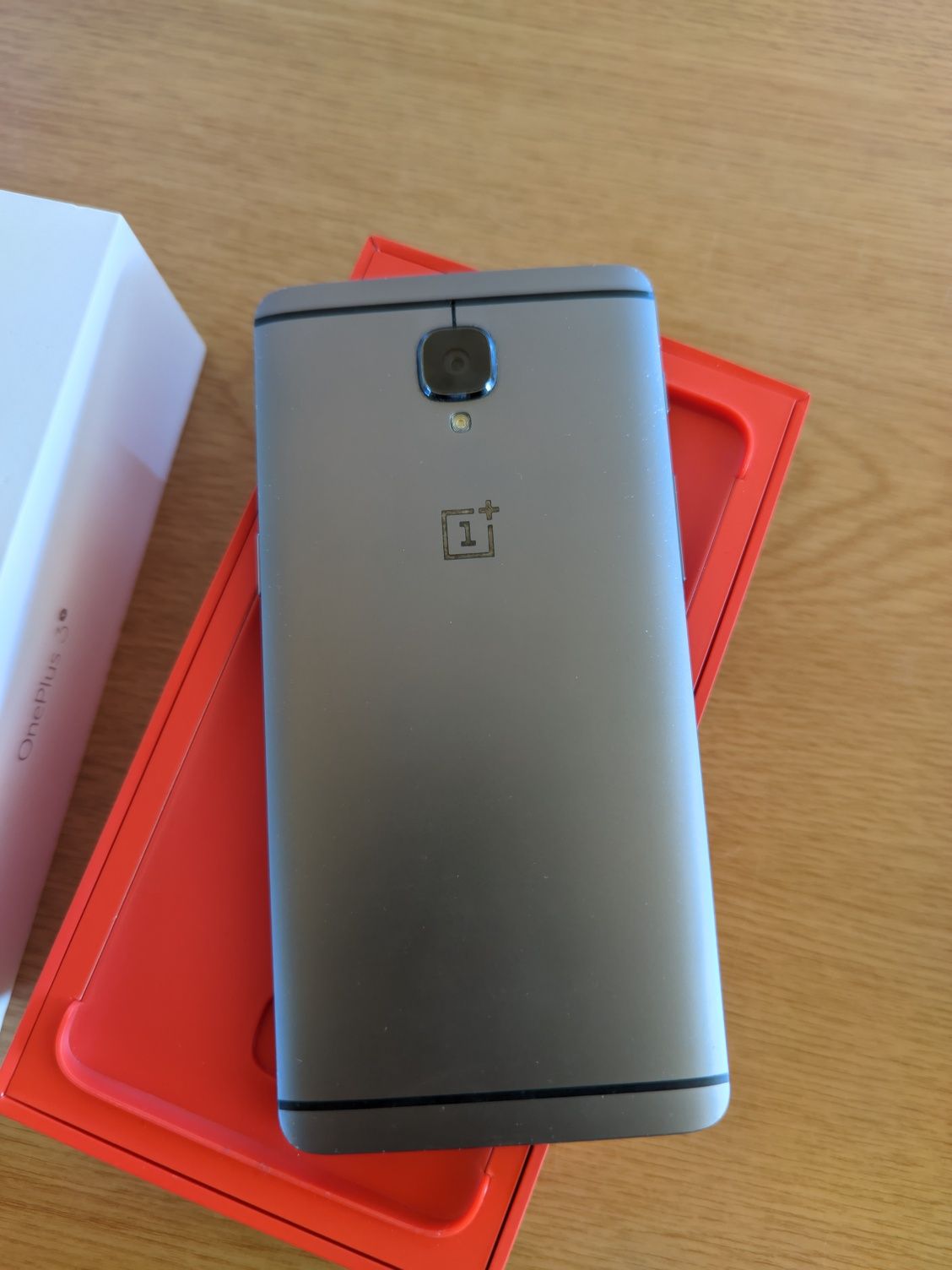 OnePlus 3t com caixa, carregador, película e capa