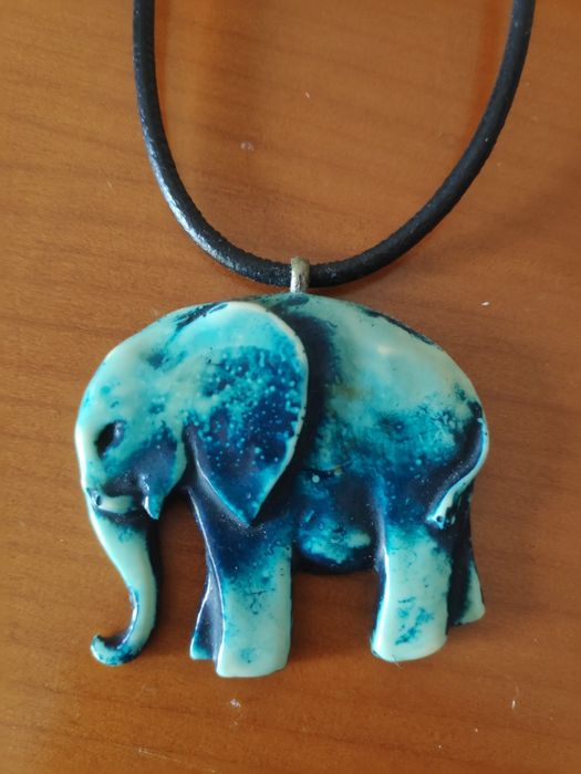 Colar com elefante azul turquesa