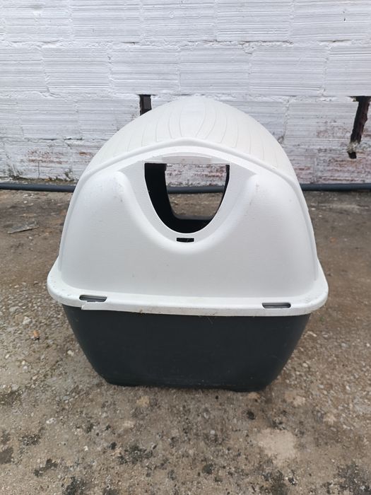 Casota para cães de porte médio ou pequeno. Resistente e confortável.