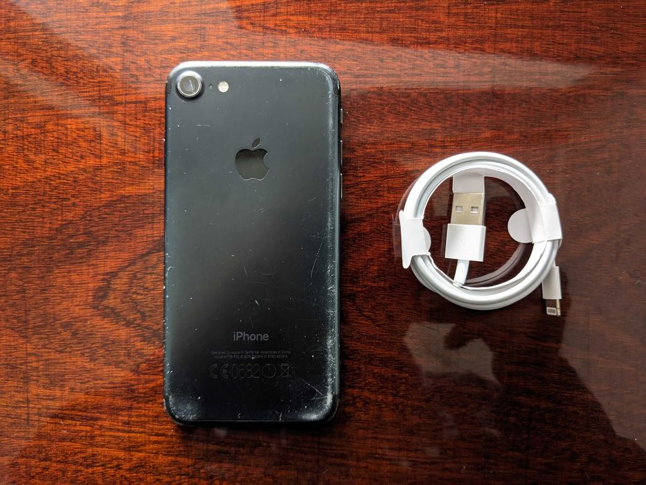 Смартфон Apple iPhone 7 A1778 32GB с кабелем зарядки