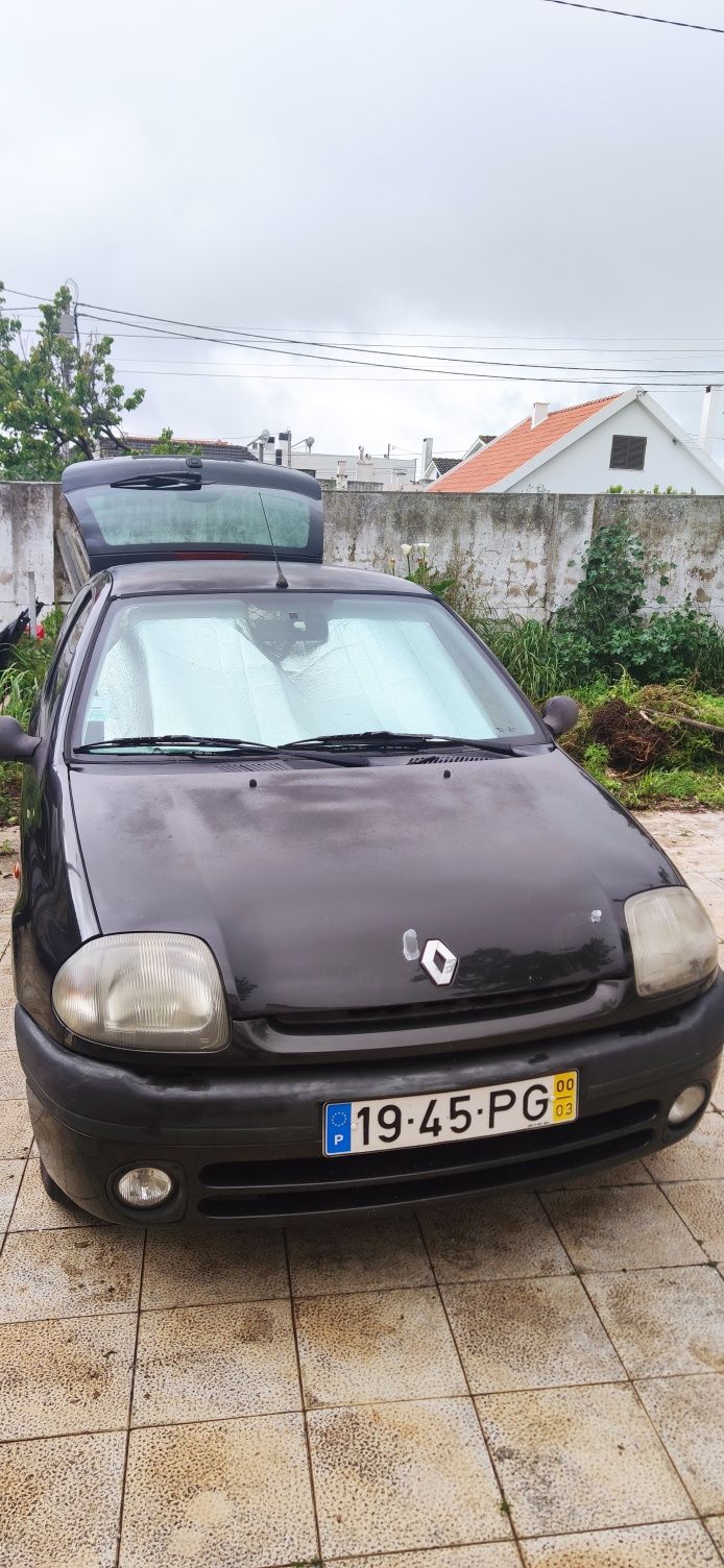 Renault Clio 1.9D com avaria