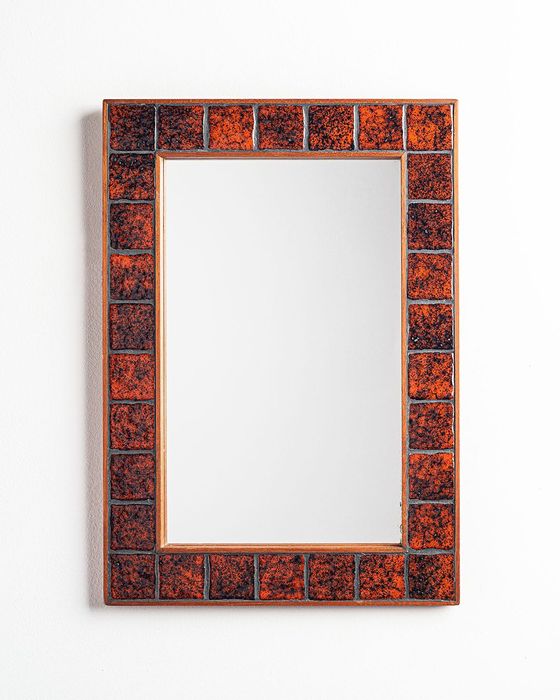 Piękne lustro ścienne w ramie z ceramicznych płytek. Dania.
