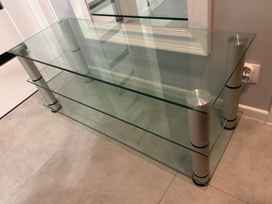 Szklany stolik z półkami