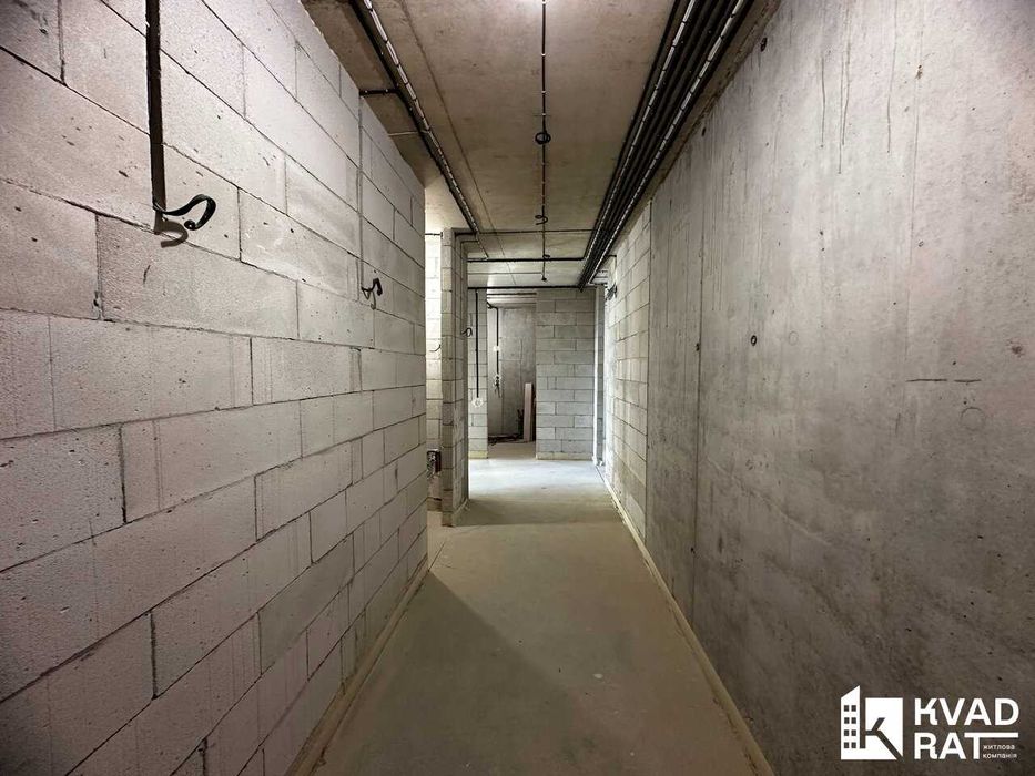 Здана двокімнатна квартира з чорновим ремонтом.