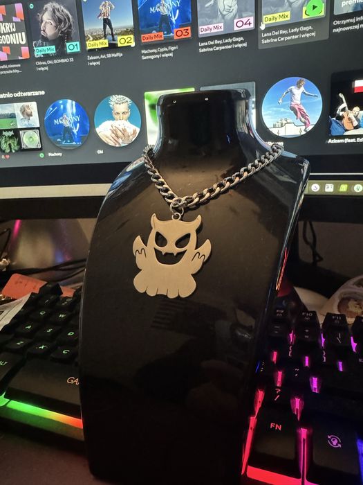 White 2115 duszek chain