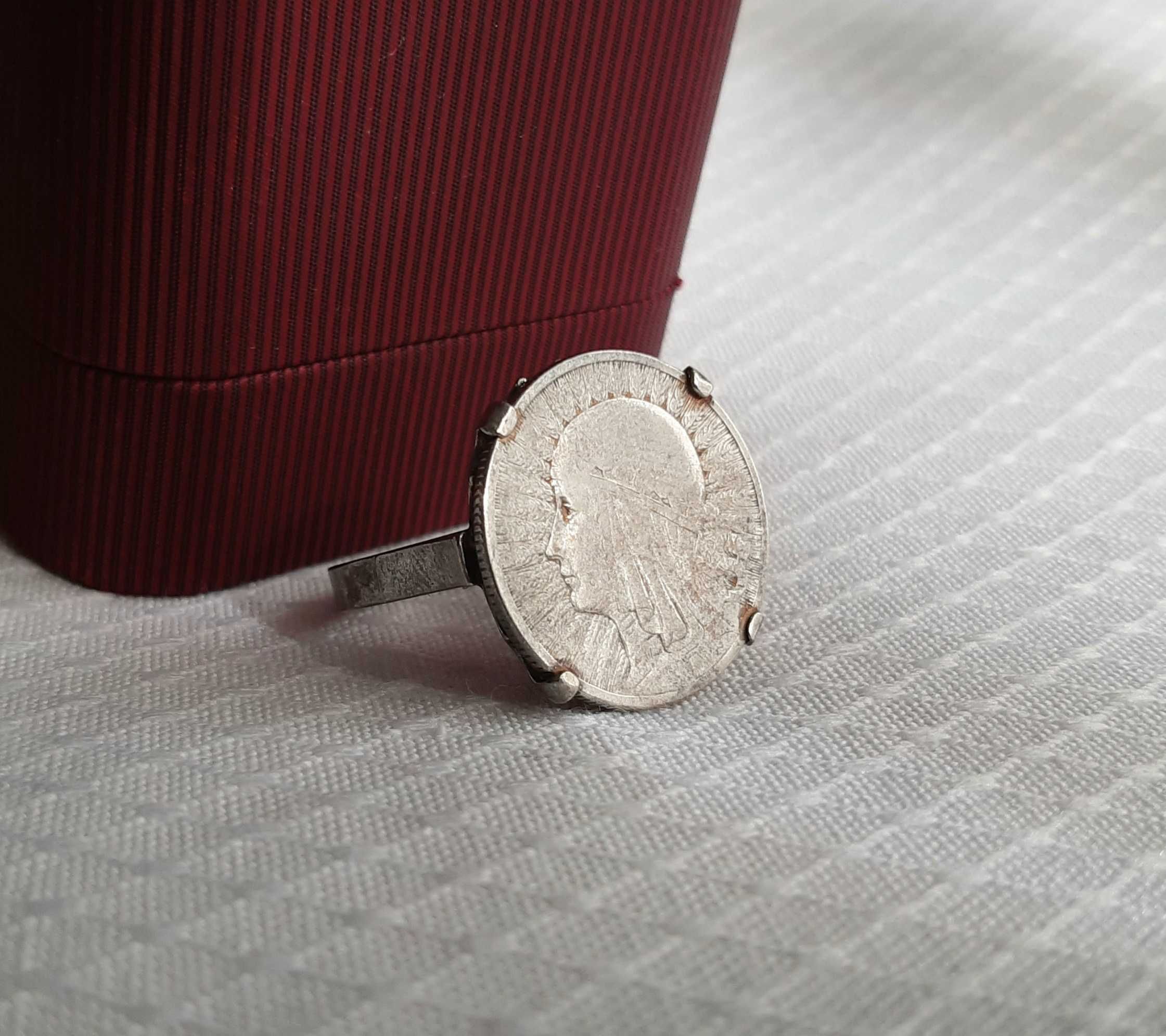 Srebrny katalogowy pierścionek Warmet z monetą.