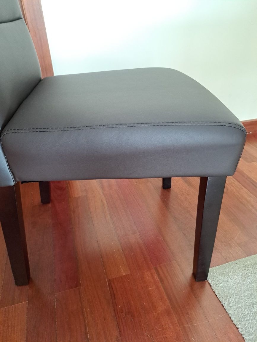 Mesa estilo Nórdico e seis cadeiras