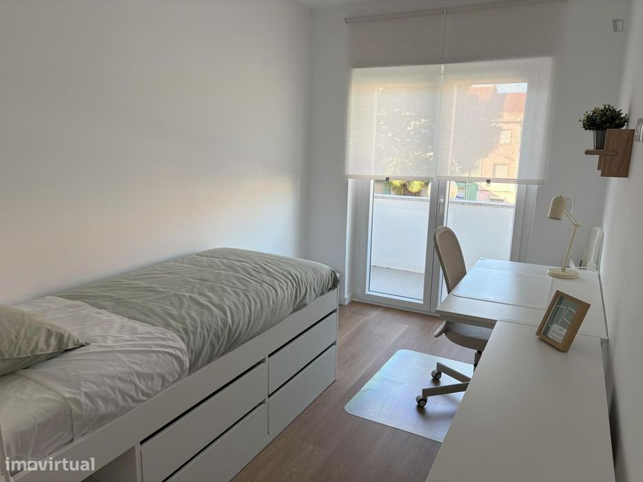 798716 - Bonito quarto individual na Damaia...