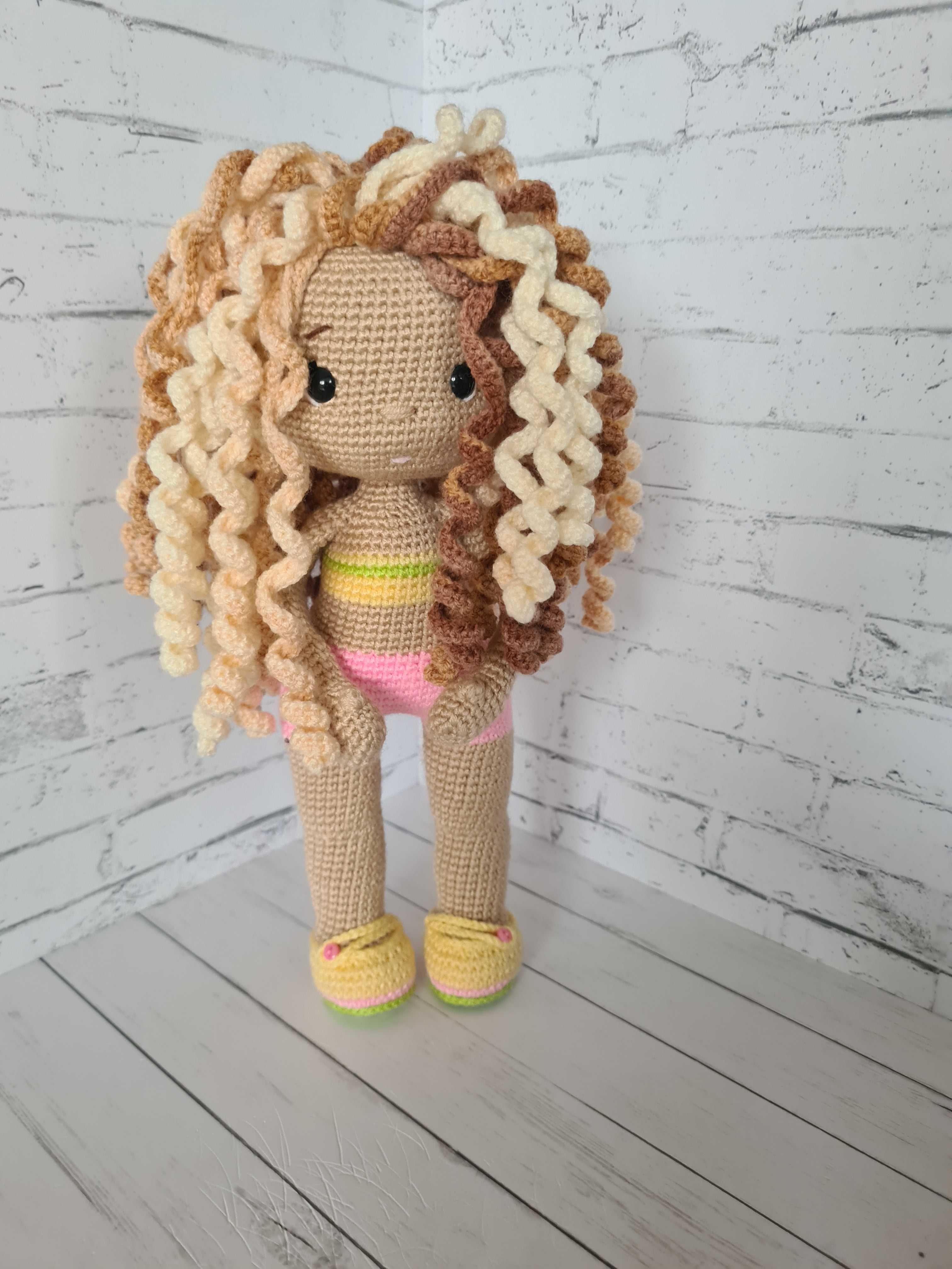 Ręcznie robiona lalka. Amigurumi