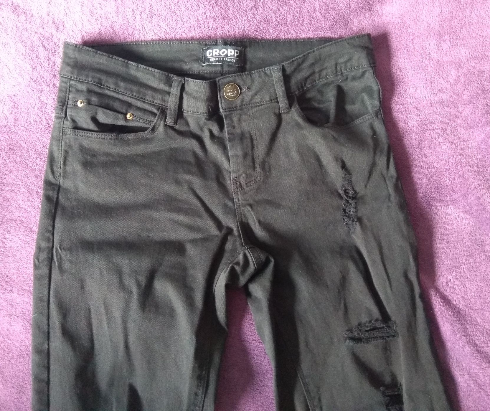 Czarne rurki z dziurami Cropp