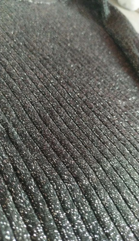 Obcisła bluza z długim rękawem świecąca.
