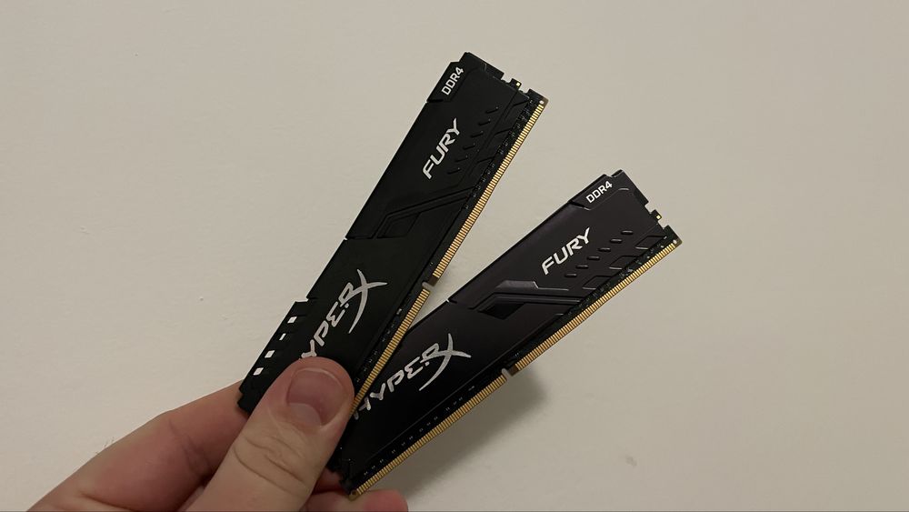 Продам HyperX 16 GB DDR4 3000 MHz