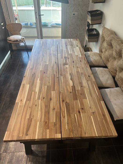 Cabeceira de cama utilizada como costas de banco comprido