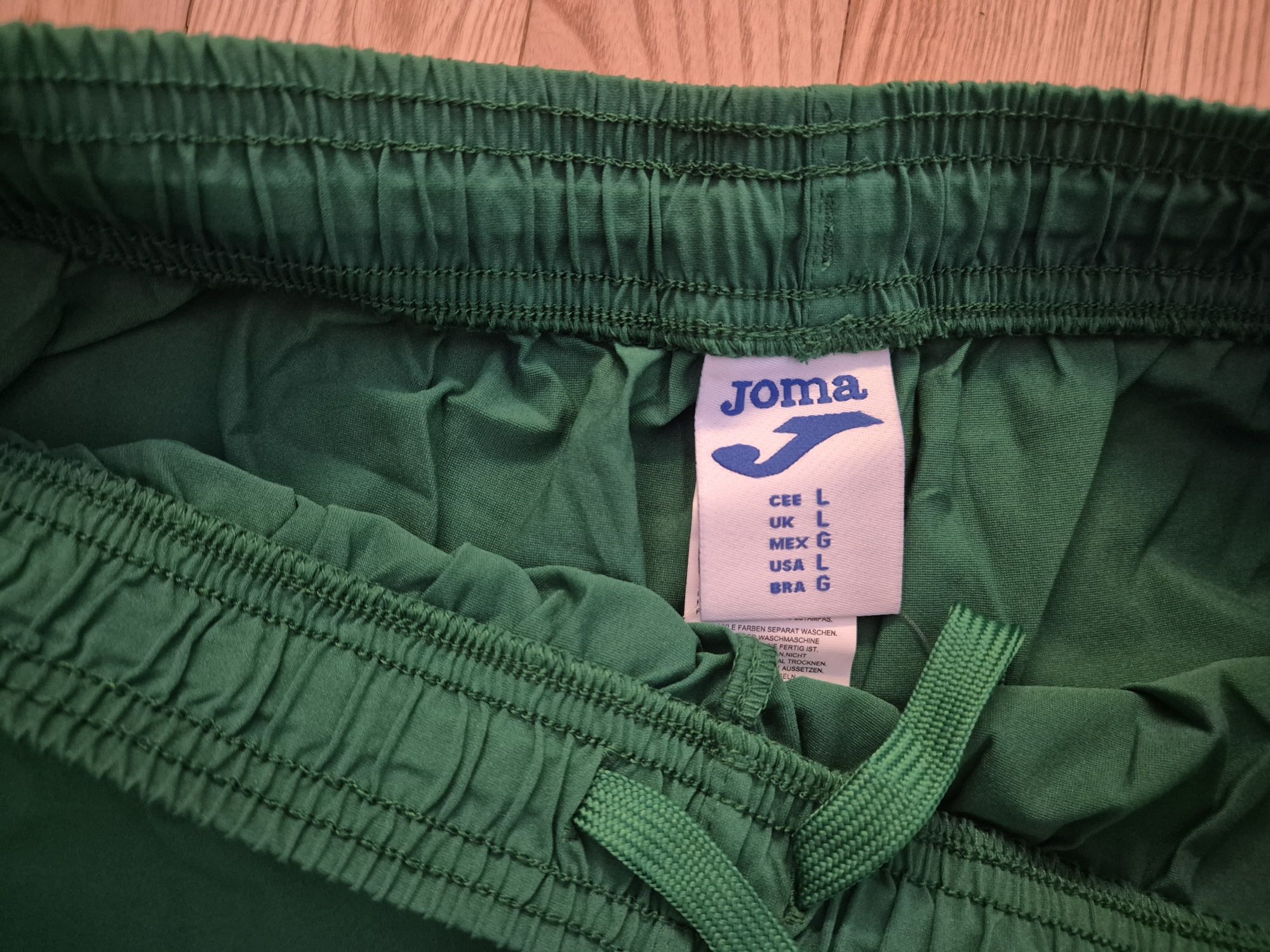 Nowe spodenki sportowe z metką firmy Joma z numerem 13, rozmiar L.