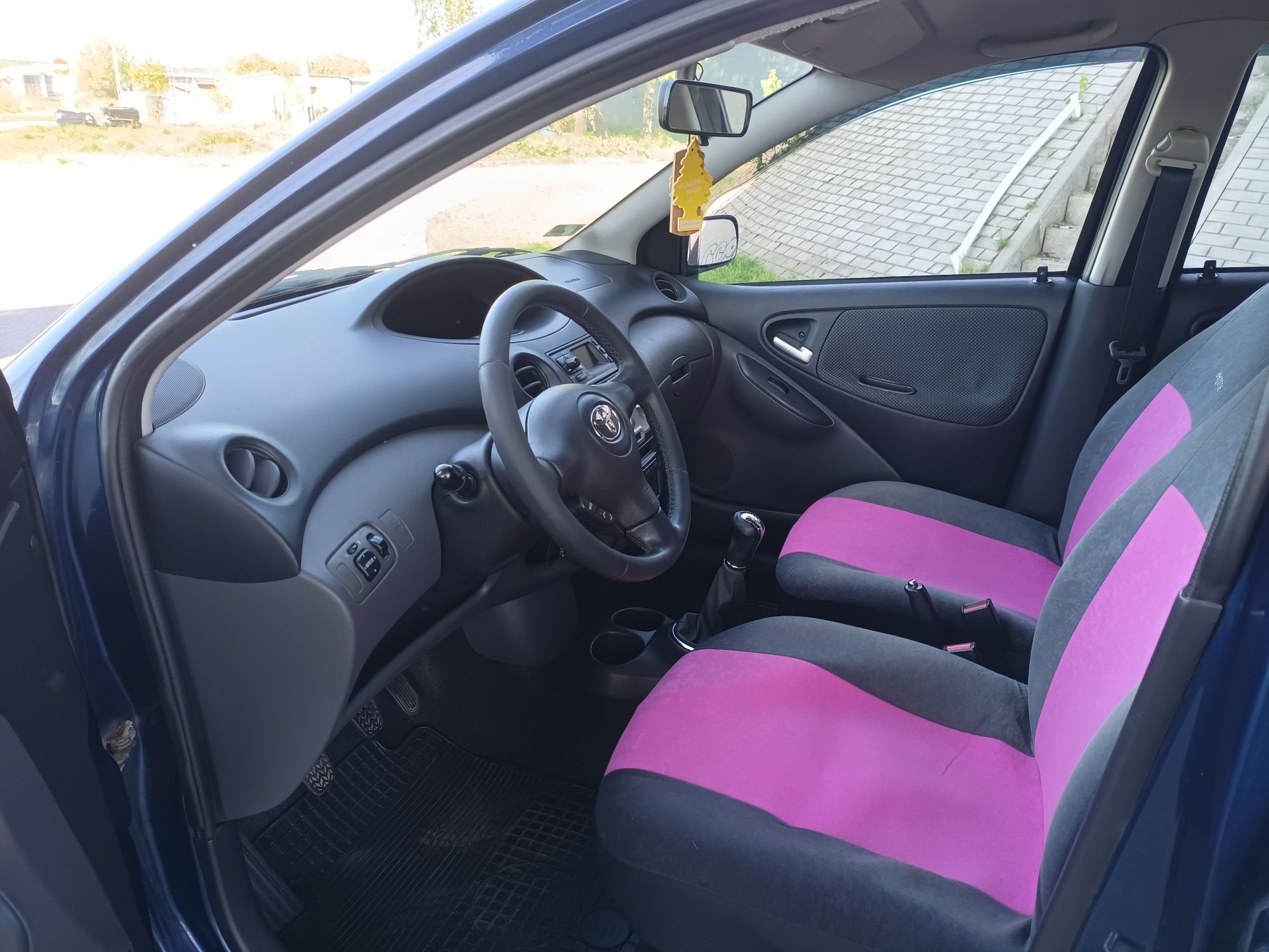 Sprzedam niezawodną Toyotę Yaris 1.3 benzyna.