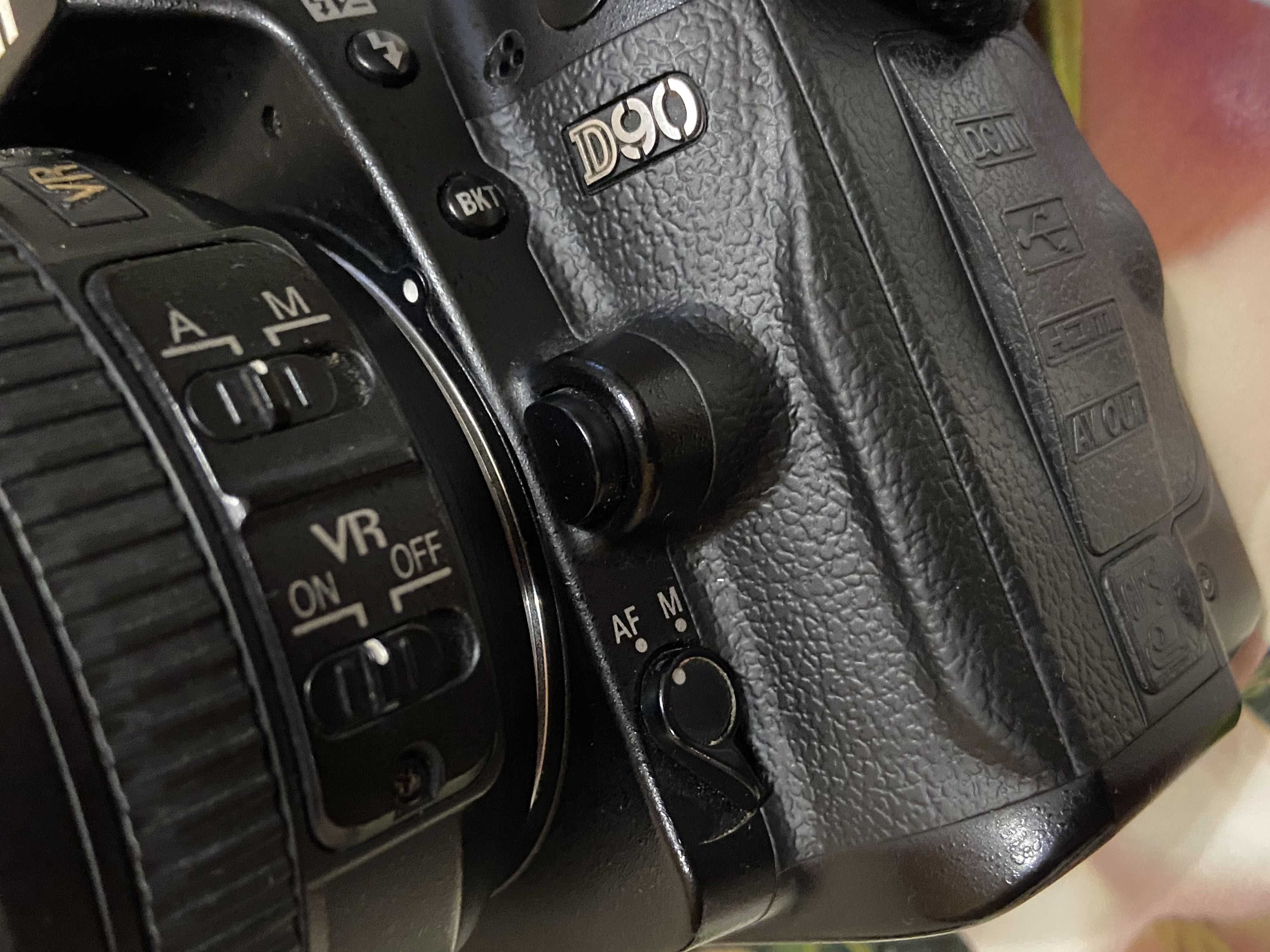 Nikon D90 з об'єктивом nikkor 18-105 VR