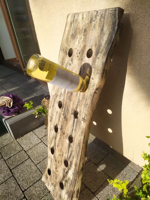 Drewniany rustykalny stojak na wino