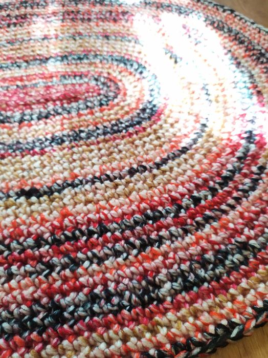 Домашній декор в'язаний килимок на підлогу.