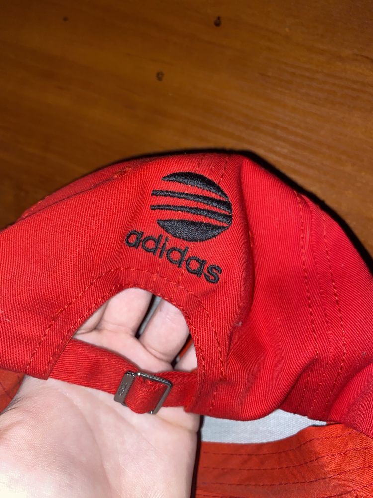 кепка Adidas красного цвета