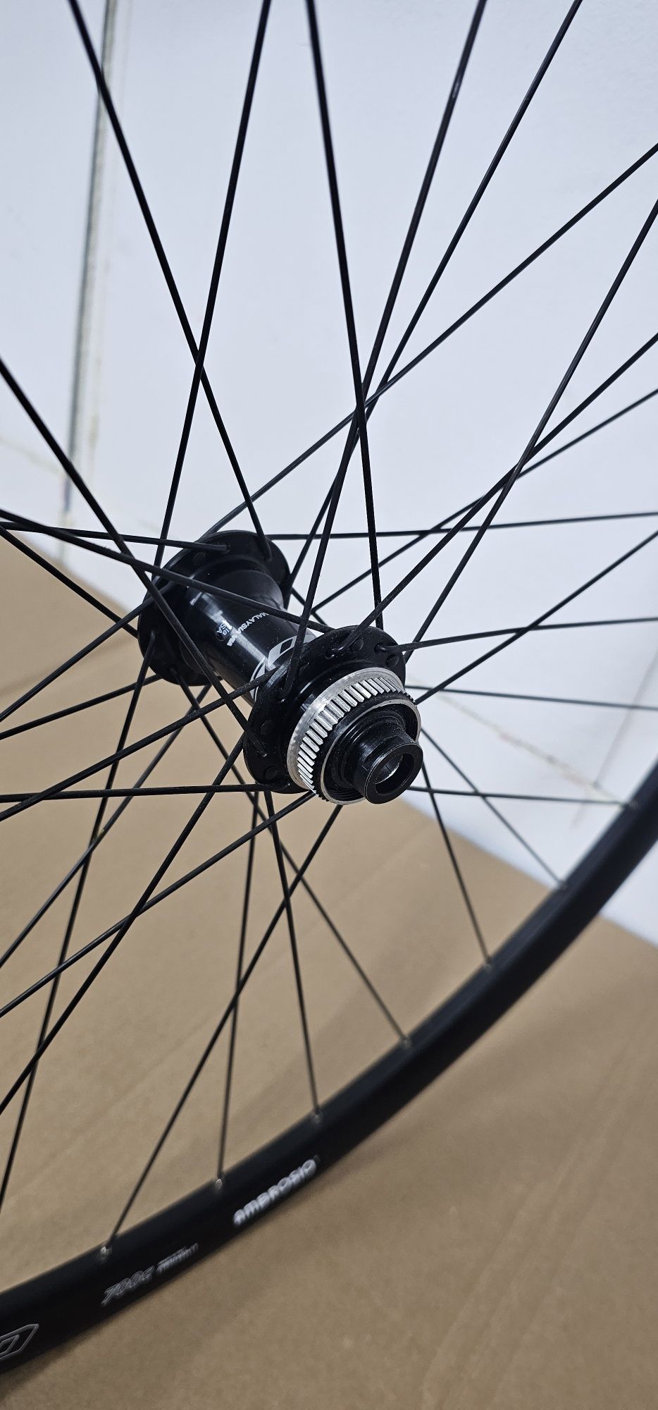 Nowe. Przednie Koło Ambrosio RD30 700c. Piasta Shimano 105.