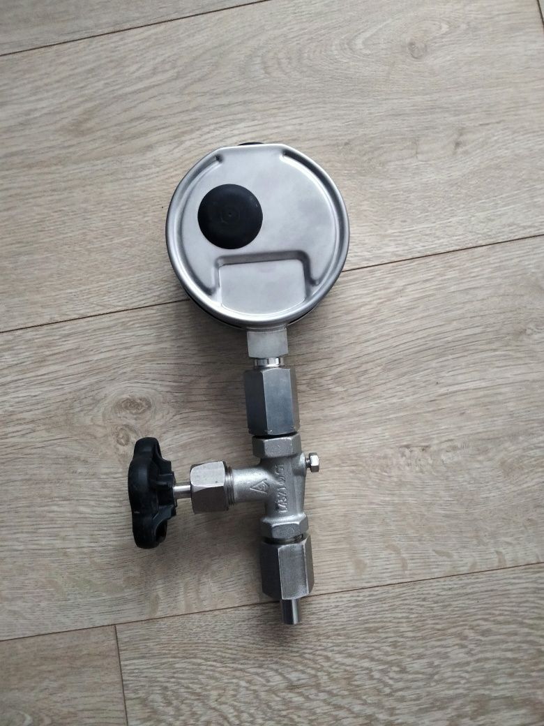 Manometr z zaworem sztuk 2