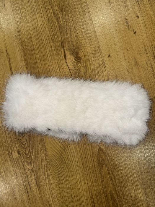 Біла хутряна повʼязка на голову