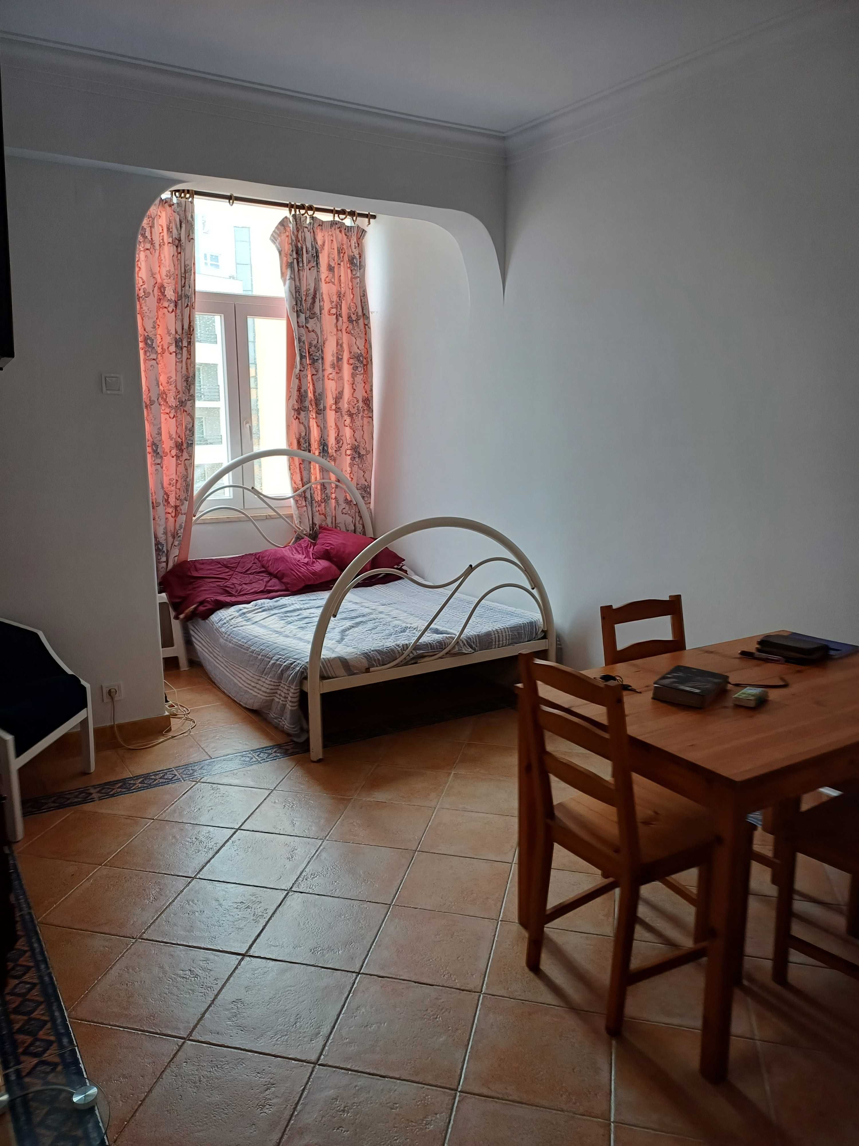 Quarto arrendar para uma pessoa  ou um casal  que trabalhe  fora l.