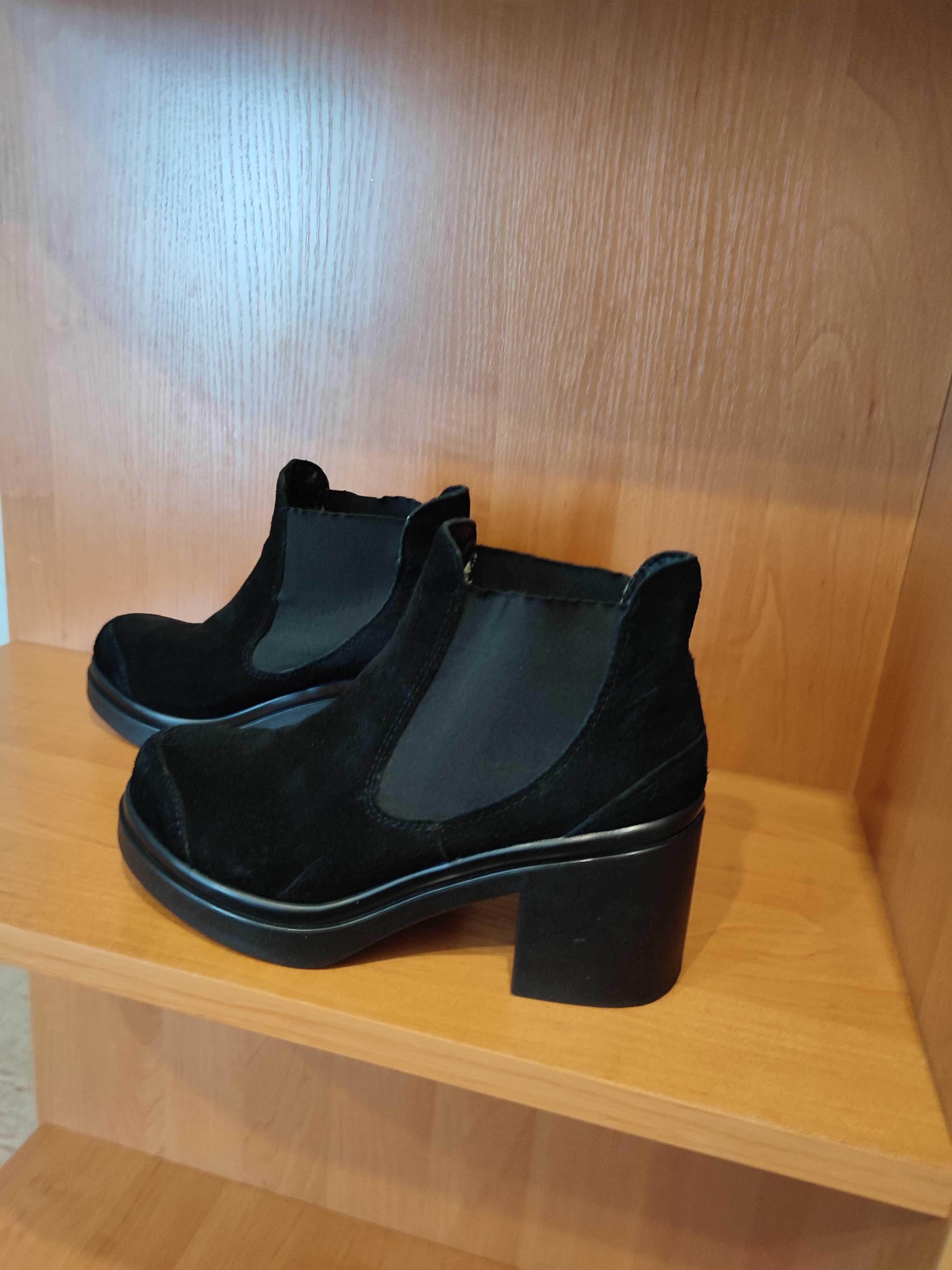 Взуття ботинки босоножки ботфорди туфлі босоніжки