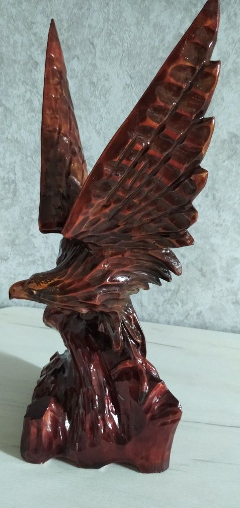 Резная скульптура Орёл, вглядывающийся в даль.