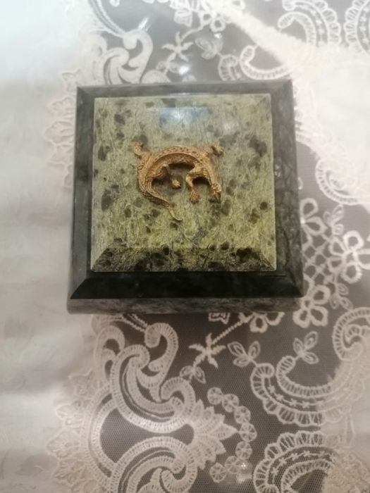 Небольшая шкатулка из натурального камня