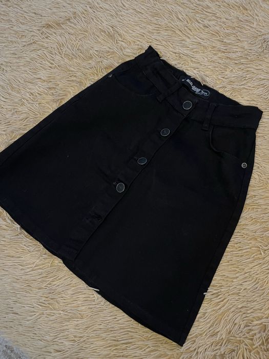 Стильна чорна спідниця