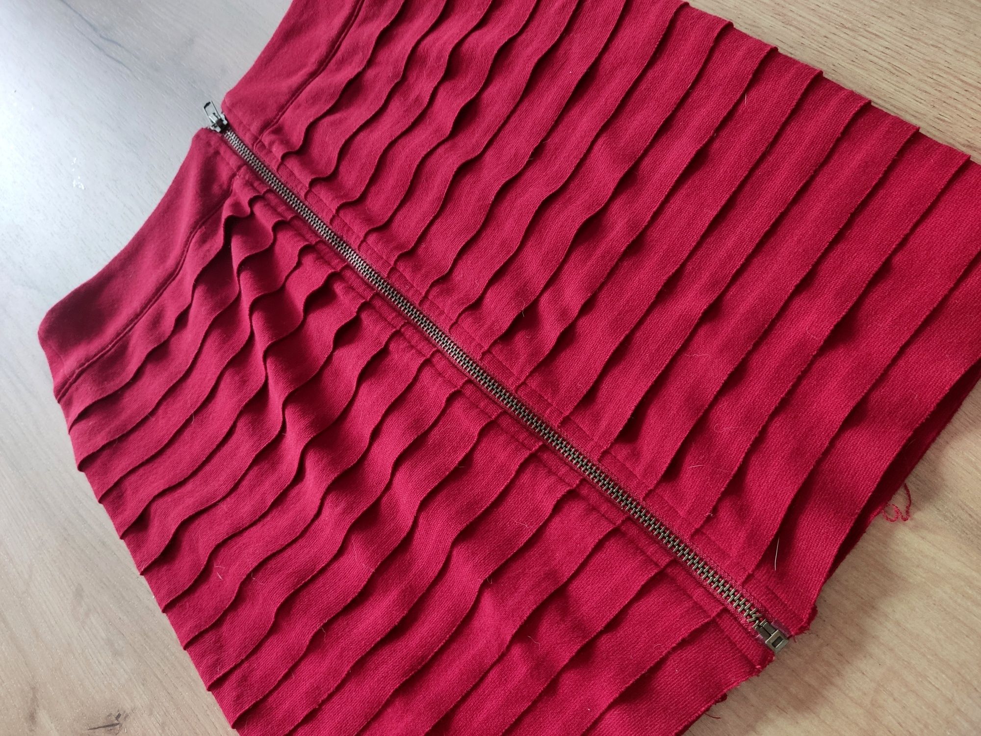 Spódnica falbany czarwona z zameczkiem