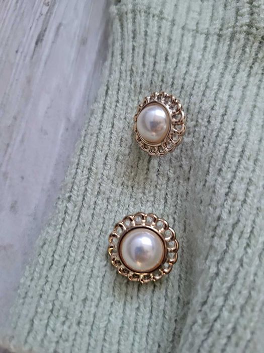 Zielony pistacjowy sweter kardigan z ozdobnymi guzikami jasny narzutka