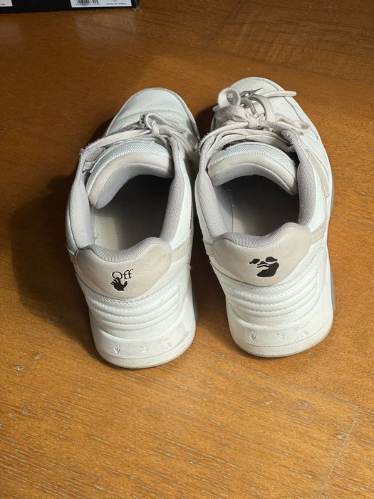 Off white Bege e branco