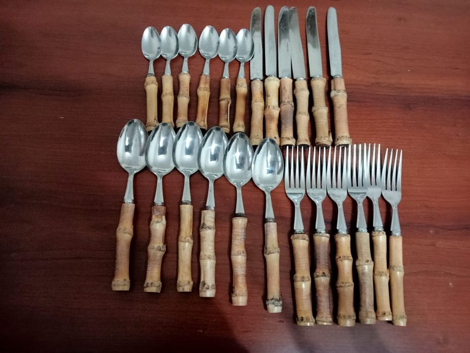 24 peças talheres bambu.