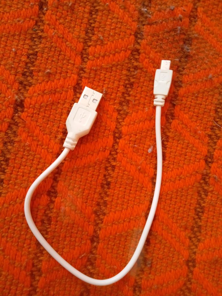 Kabel USB biały.