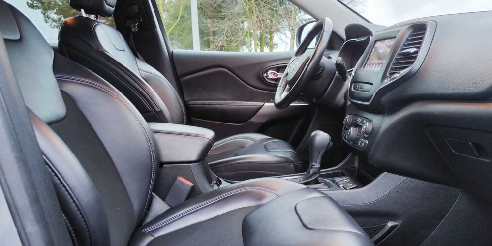 Jeep Cherokee Latitude Plus 2019 року