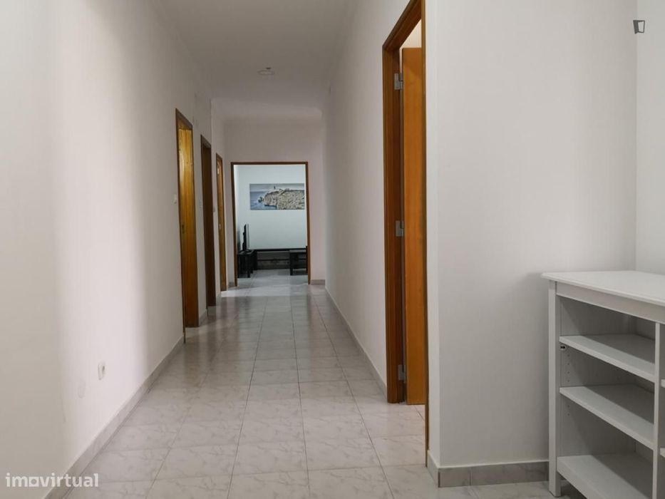 Quarto - localizado em Carcavelos Lisbon