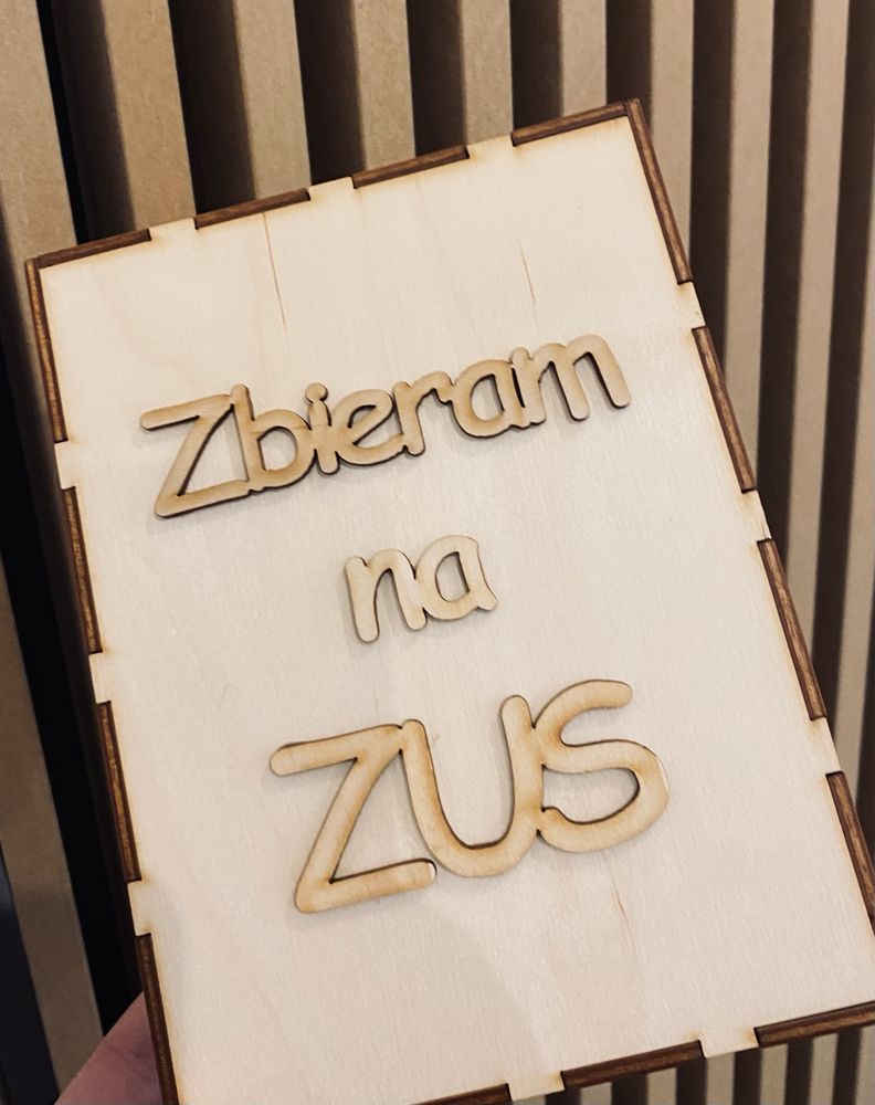 Skarbonka z napisem Zbieram na ZUS